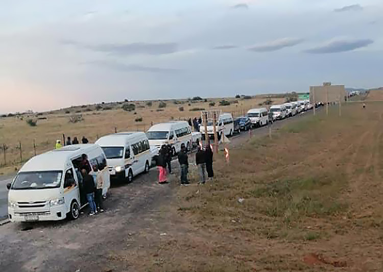 MInibus taxis and cars queued up at a roadblock trying to travel to the Eastern Cape.