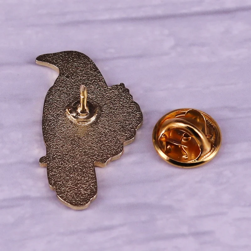 Broche Gothique Fleur et Corbeau Six Œuvres Littéraires Badge Un bijou unique pour les amateurs de littérature sombre et de style gothique.