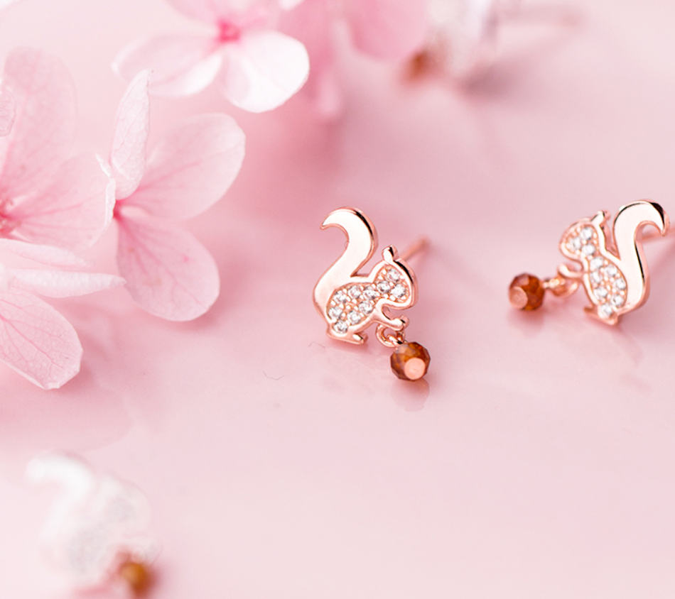 Boucles d'oreilles petit écureuil, un accessoire adorable. Ces bijoux d'oreilles animaux sont parfaits pour un cadeau ou pour les amoureux de la nature.
