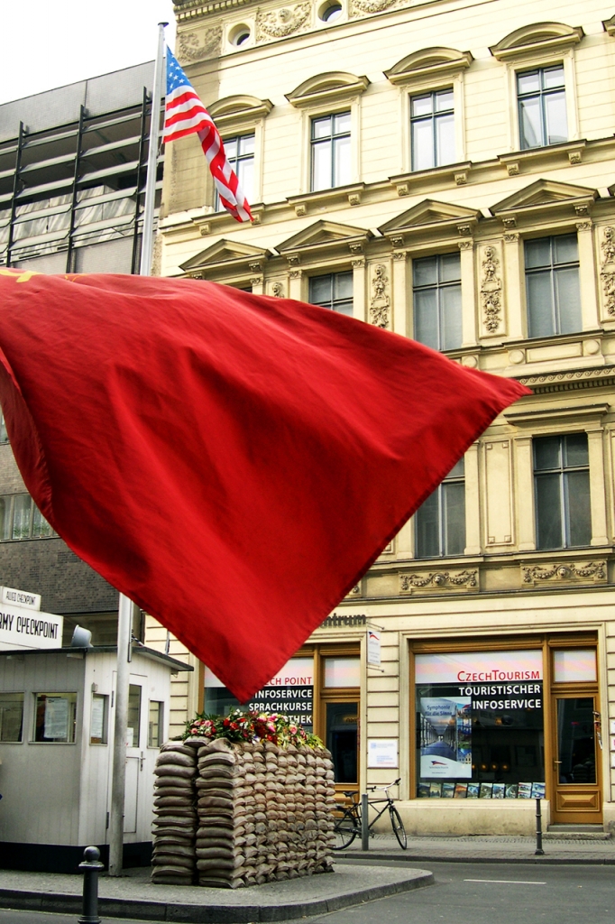 Checkpoint Charlie di Simone Sartorelli