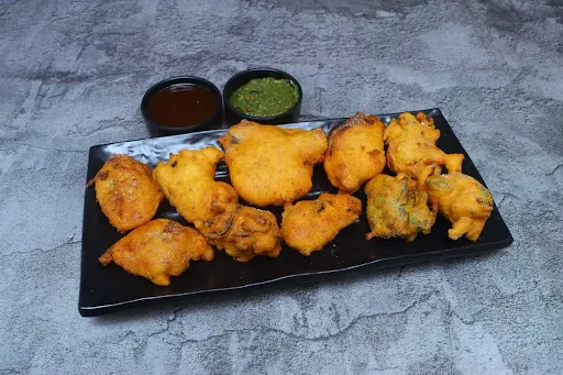 Aloo Pakoda [8 Pieces] With Chutney And Tea