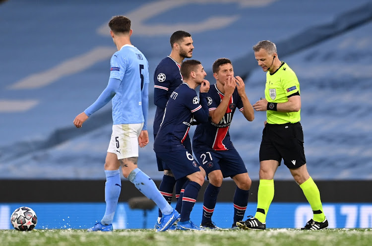 Marco Verratti, Alessandro Florenzi and Ander Herrera of Paris Saint-Germain appeal to referee Bjorn Kuipers during the UEFA Champions League semifinal, second leg match against Manchester City at Etihad Stadium on May 4, 2021 in Manchester