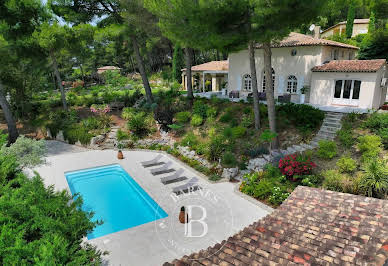 Maison avec piscine et jardin 17