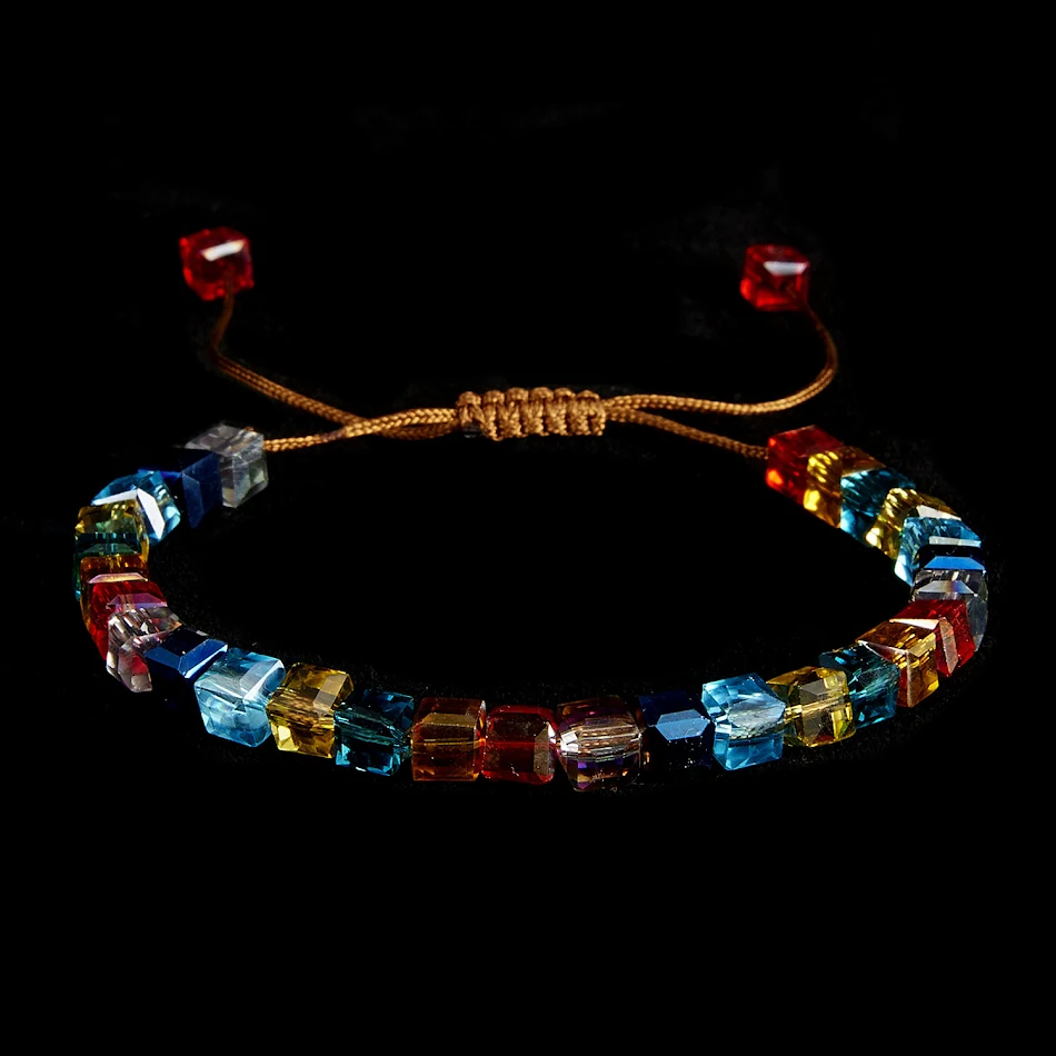 Pulseira Quadrada Tecida à Mão com Contas de Pedra de Cristal Coloridas, um Acessório Vibrante e Charmoso para um Visual Exclusivo e Moderno.