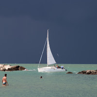 I colori del mare sotto un cielo plumbeo di roberto_rusticali