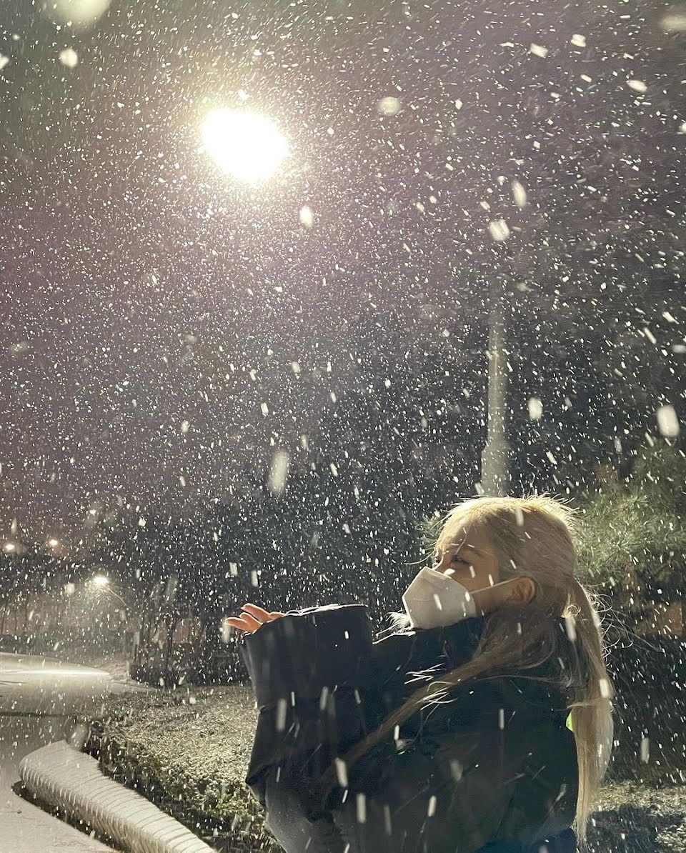 K-Pop айдолы наслаждаются первым снегопадом в этом году