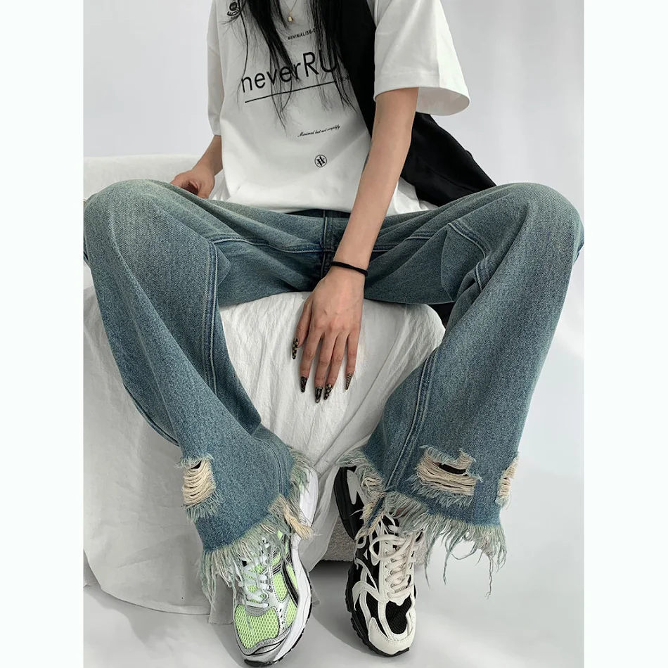 Design Sense Kadın Vintage Yırtık Jean. Vücuda oturan kesimi, yıpranmış tarzı ve yüksek konforu ile şık ve rahat bir görünüm sunar.