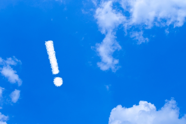 空に浮かぶビックリマーク