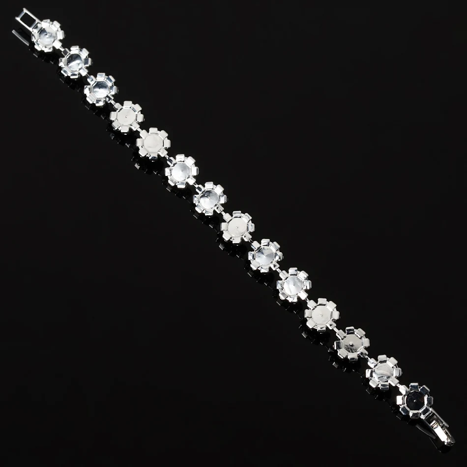Bracelet femme petites fleurs brillantes en strass de perles. Un bijou élégant et scintillant pour compléter toutes vos tenues et sublimer votre poignet.