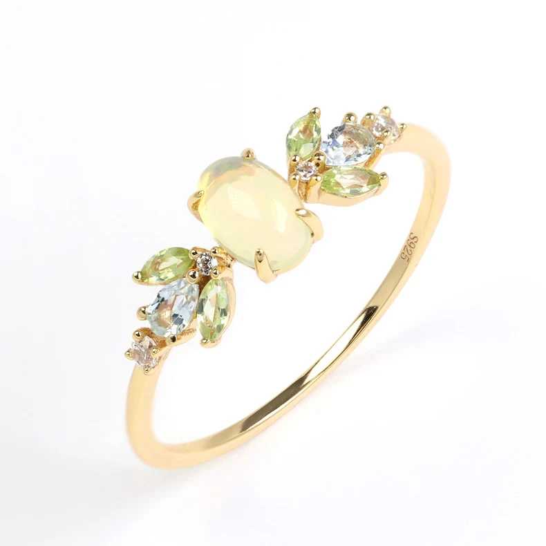 Anello con opale naturale placcato argento S925 di alta qualità. Un gioiello elegante e raffinato, perfetto per ogni occasione e un regalo speciale.