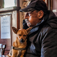 un uomo e il suo cagnolino di 