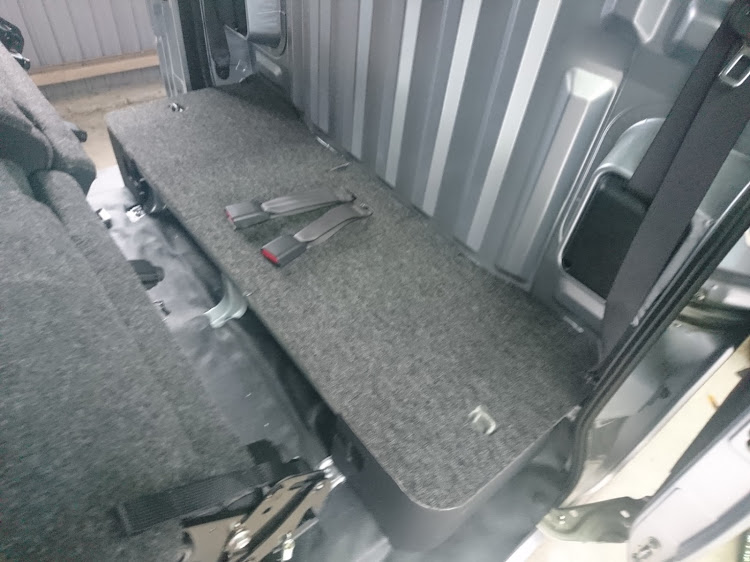 ハイゼットデッキバンのリアシート交換・DIY・クルーズ用に関するカスタム事例の投稿画像1枚目