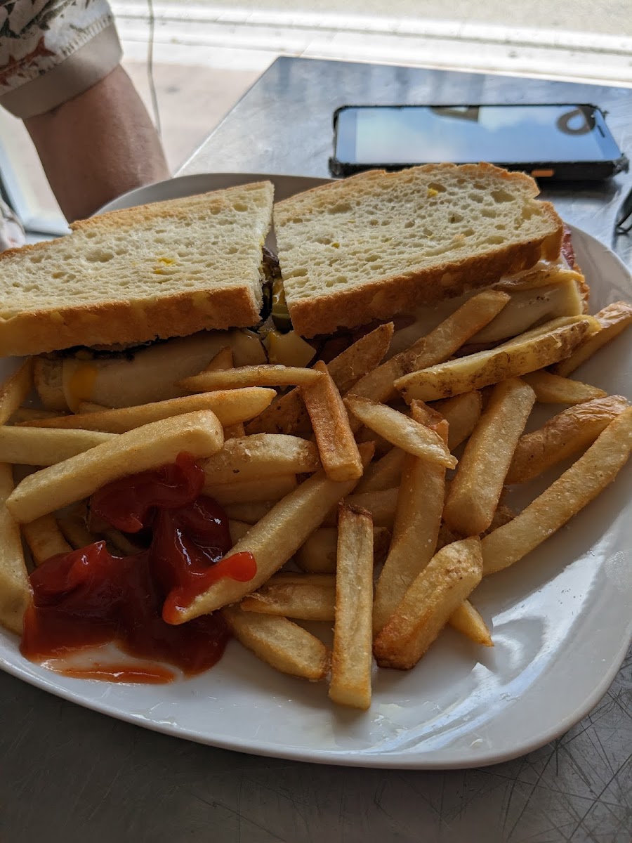 Croquette Preparada and fries.