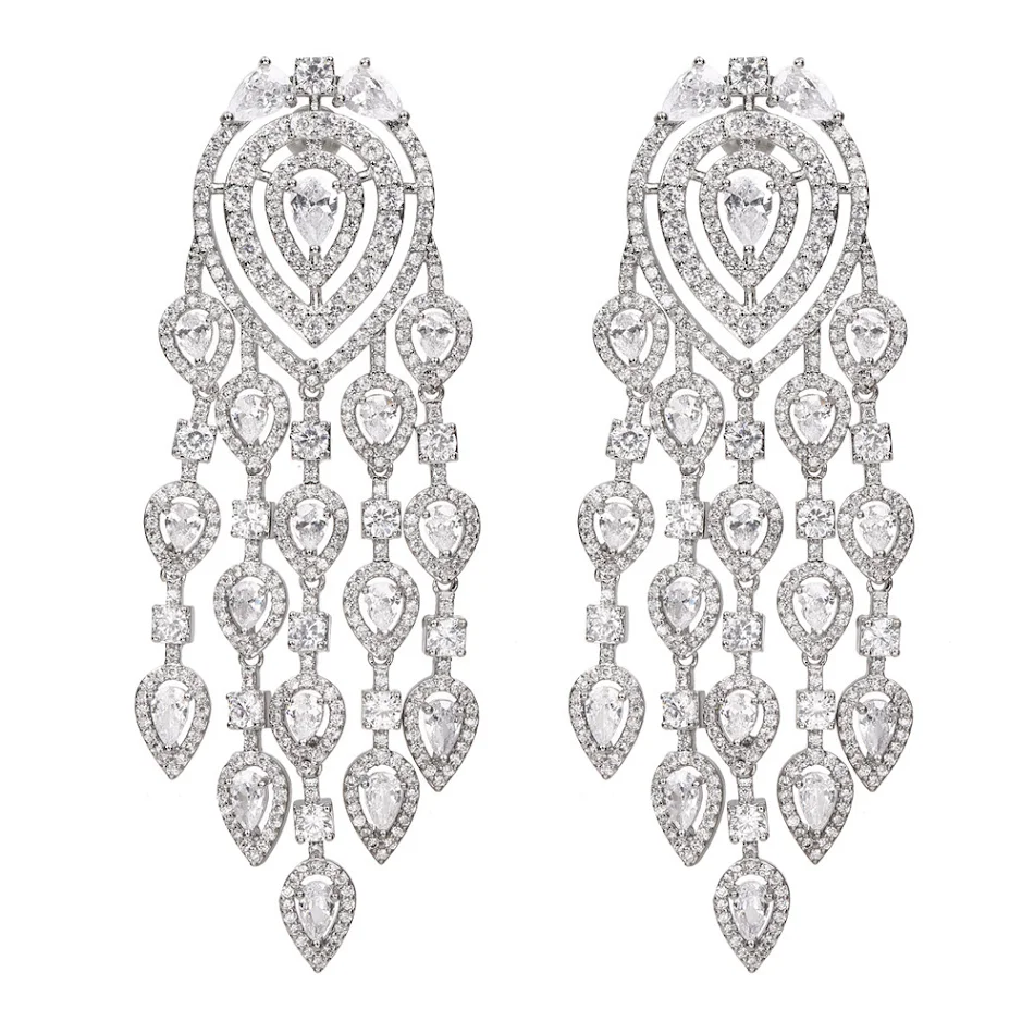 Boucles d'oreilles longues exagérées avec diamants incrustés, mode européenne et américaine. Magnifiez votre style avec ces bijoux spectaculaires et élégants.