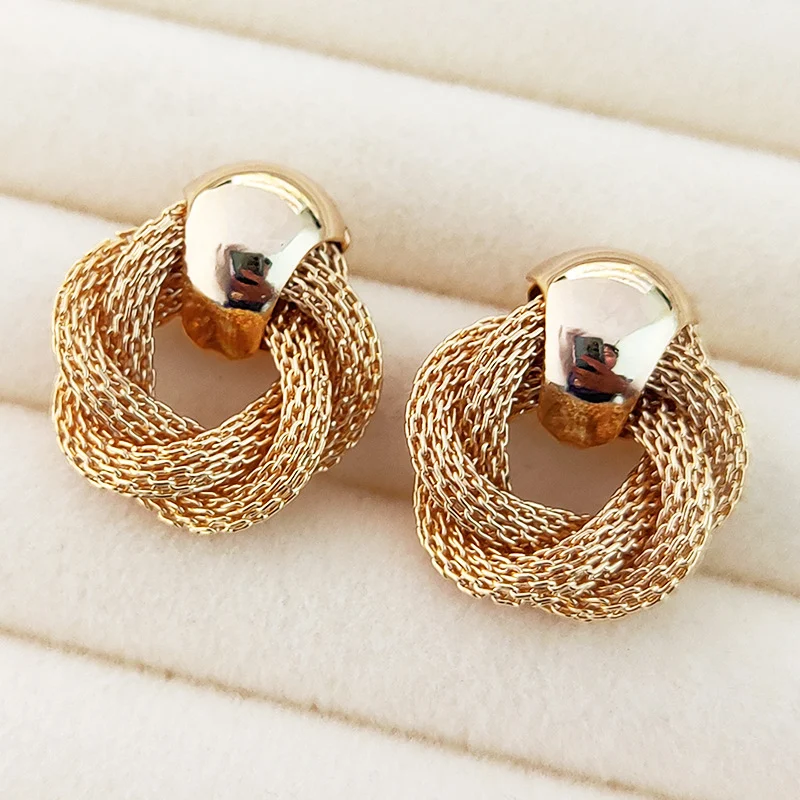 Boucles d'oreilles tendance plaquées or 18K, style médiéval vintage camélia, classiques et polyvalentes pour toutes les occasions.