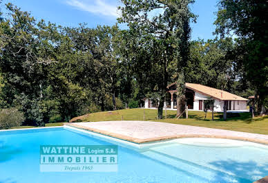 Propriété avec piscine et jardin 9