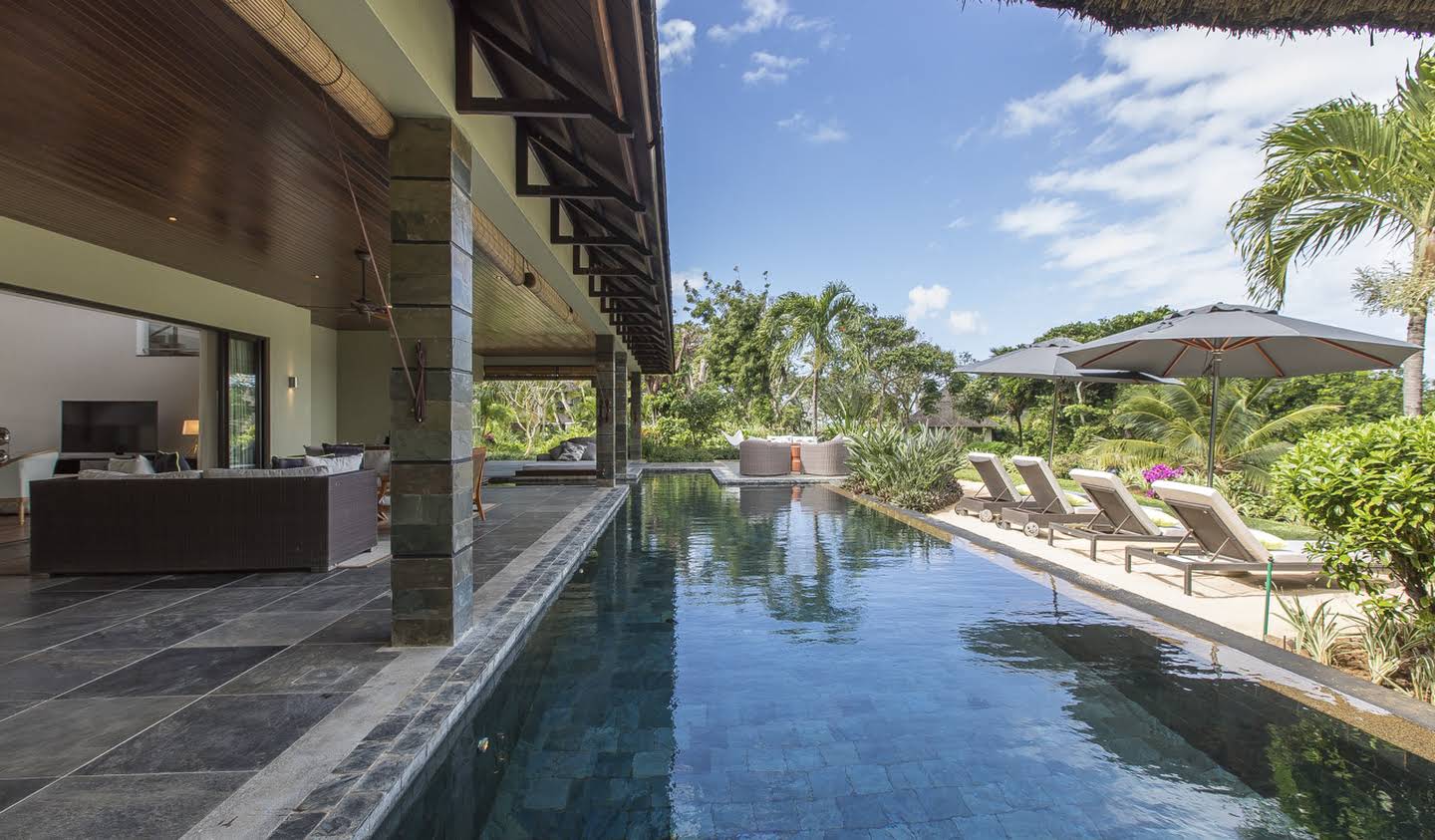 Propriété avec piscine en bord de mer Beau Champ