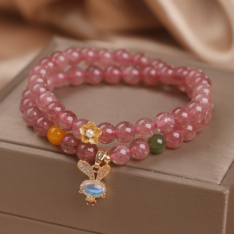 Natürliches Erdbeerquarz-Doppelring-Armband, Hasenanhänger für Damen, exklusives Design. Stilvoller Schmuck.