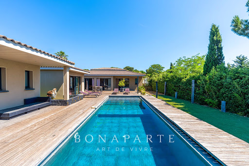 Villa moderne avec piscine et terrasse en bois dans cette Villa de luxe à vendre à Agde (1 300 000 € - 182 m²)