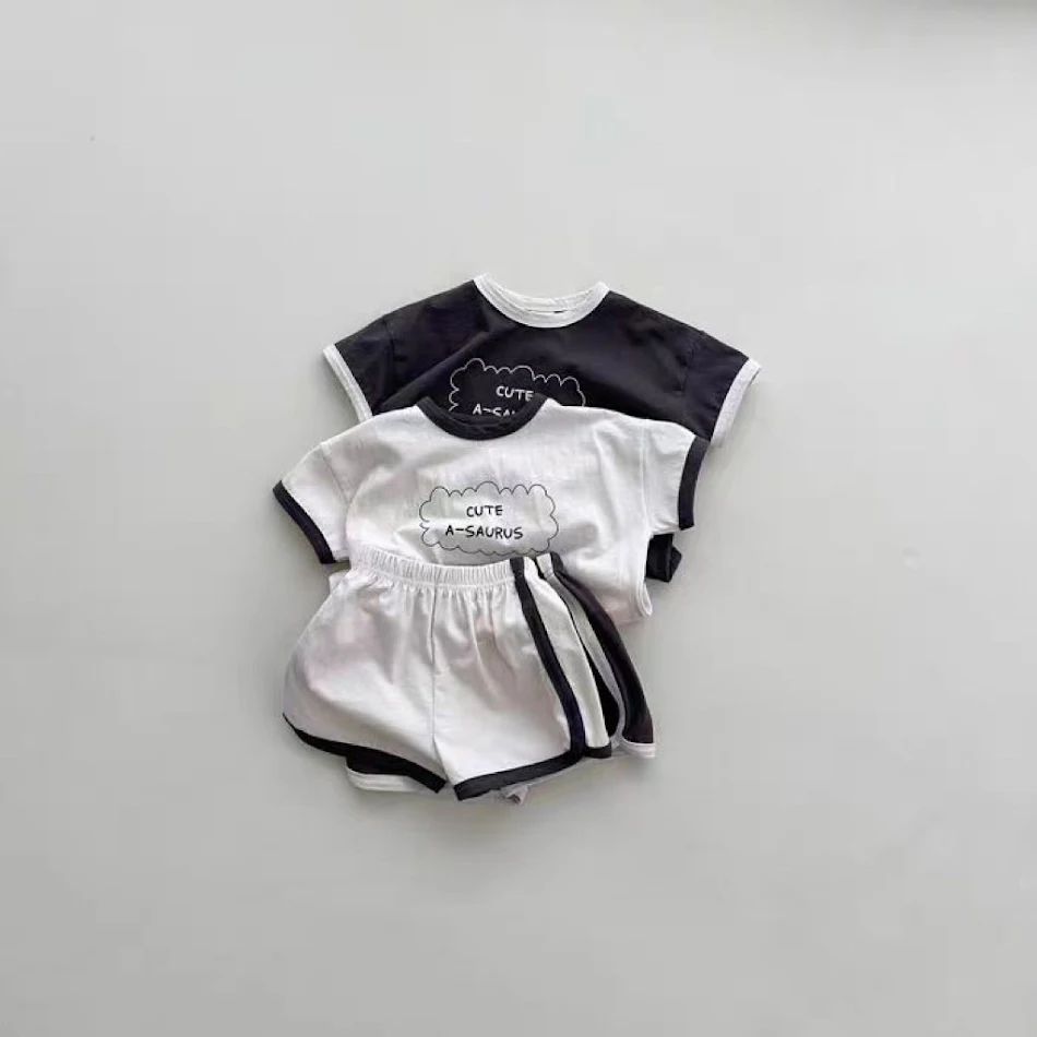 Babykleidung für Damen und Herren mit englischen Buchstaben, Kurzarm, Rundhals. Sommerliche Shorts für Babys, bequem und stilvoll.