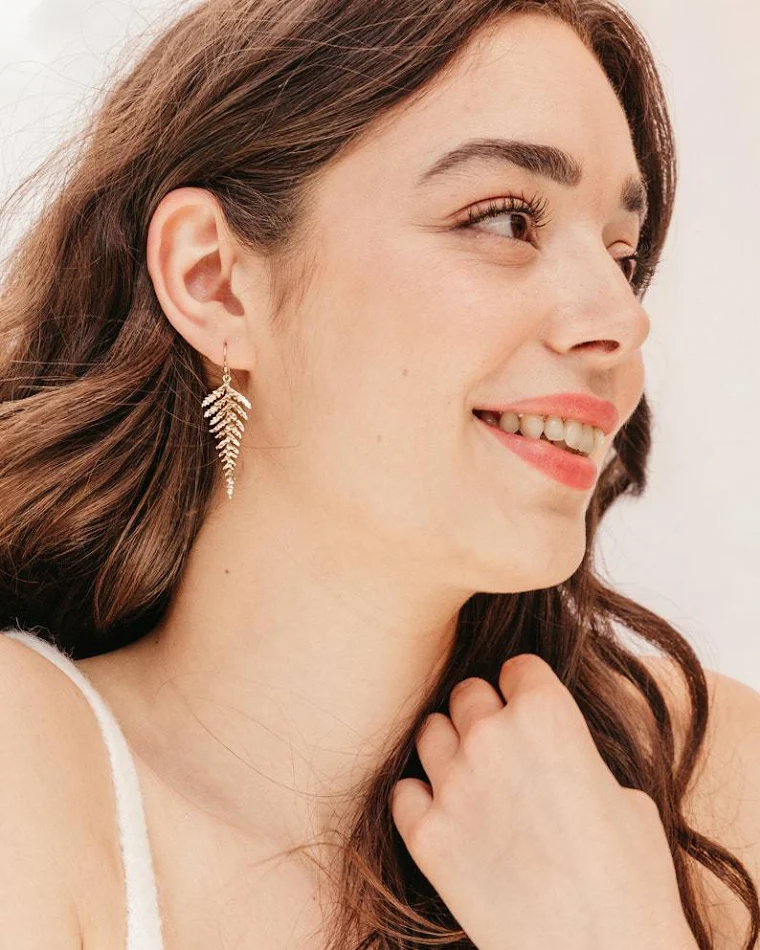 Pendientes bohemios simples con borlas y forma de hoja dorada para mujer. Elegancia y estilo atemporal para cualquier ocasión.