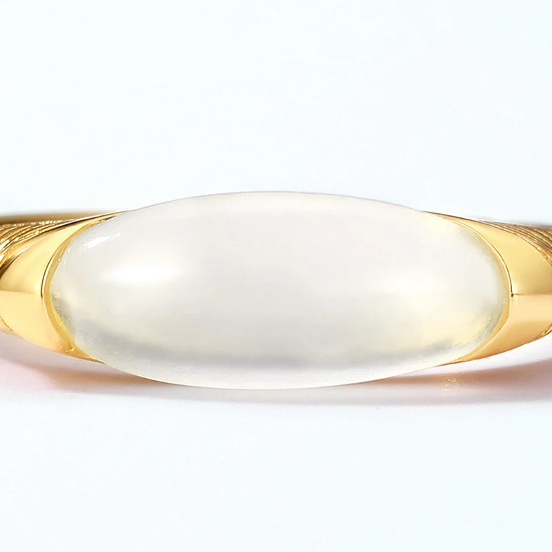 Bague femme en argent sterling S925 avec jade Xiuyan naturel et style minoritaire. Un bijou élégant, un design unique et une touche naturelle pour les femmes.