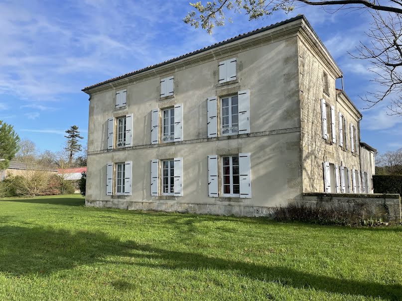 Vente propriété 10 pièces 273 m² à Saint-Jean-d'Angély (17400), 572 000 €