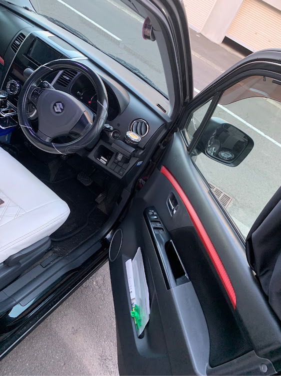ワゴンRスティングレーのカーボンシート貼り付け・内装カスタム・ワゴンRスティングレーに関するカスタム事例の投稿画像1枚目