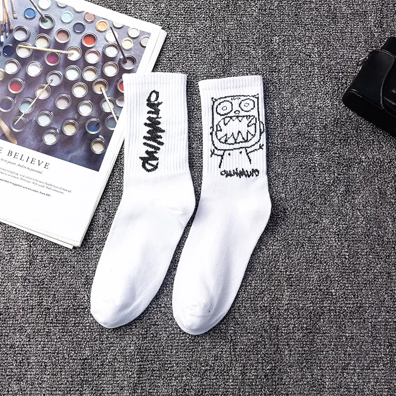 Calze alte da uomo Tide, skateboard, hip hop, jacquard streetwear europeo e americano, perfette per la strada e lo stile urbano.