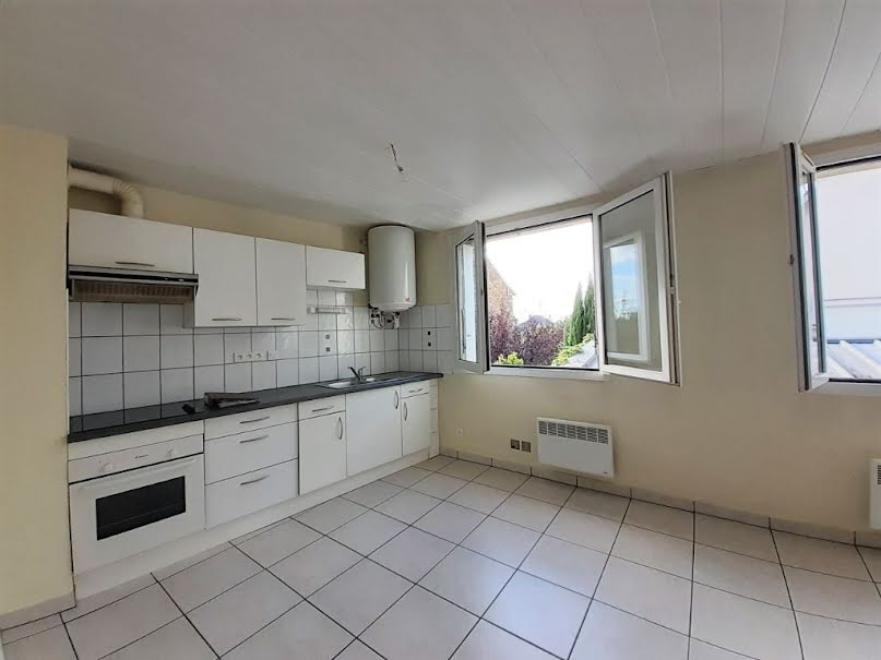 Location  appartement 3 pièces 56 m² à Naucelle (12800), 420 €