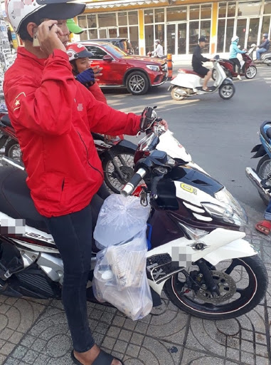 Shipper Go-Viet khốn đốn với 36 ly trà sữa.