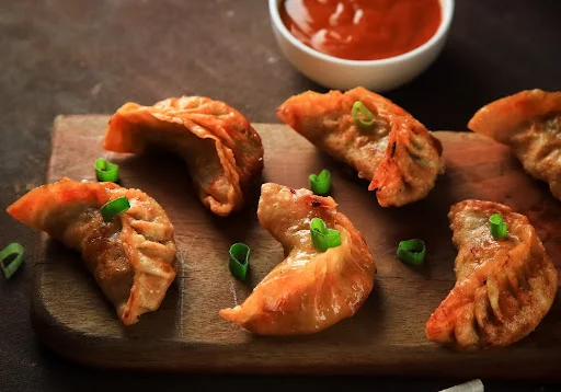 Deep Fried Chicken Schezwan Momos (5 pcs)