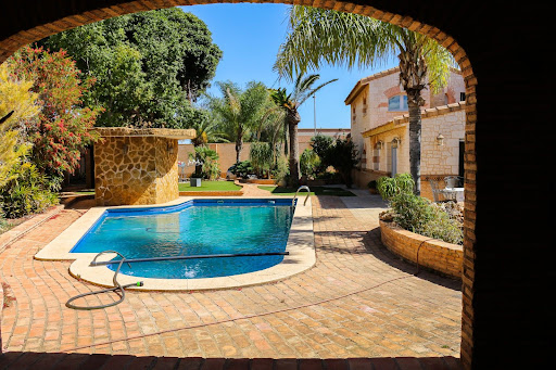 House with swimming pool and lush garden in this luxury villa for sale in Los Urrutias ($1,247,214 - 430 m²)