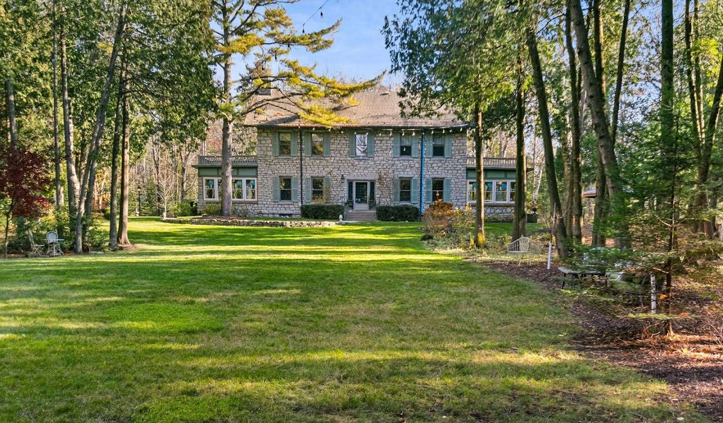 House with garden Sturgeon Bay