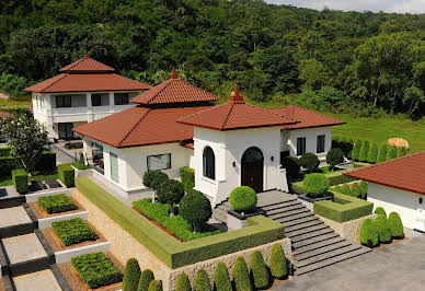 Villa avec piscine et terrasse 3