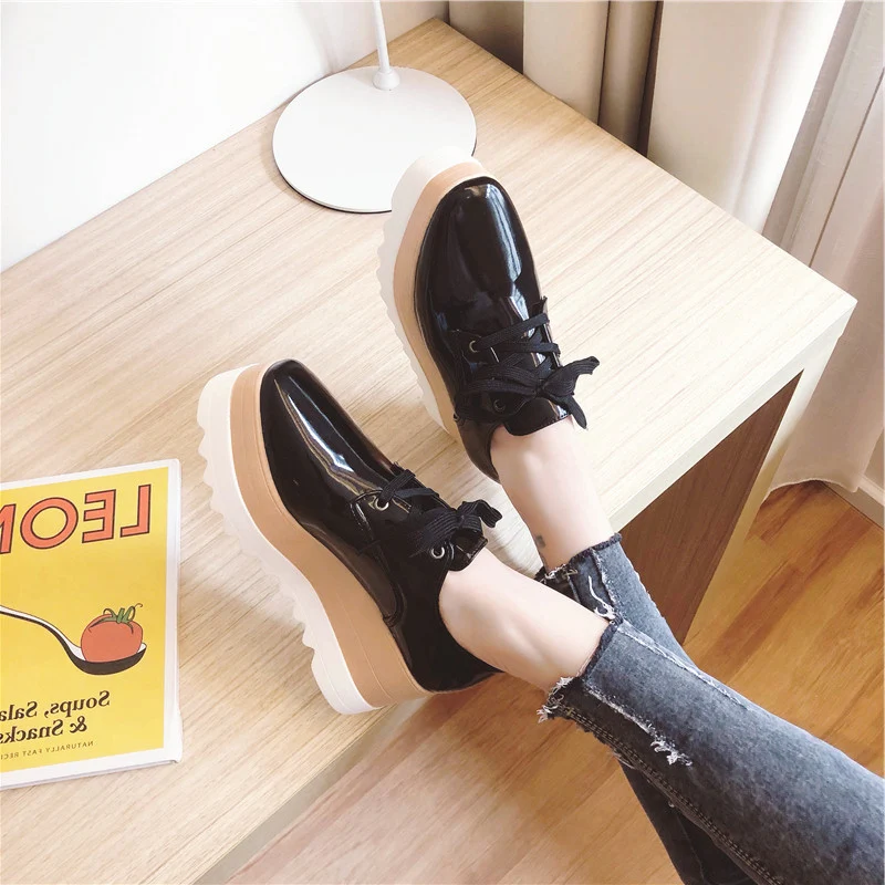 Dikke zolen wig schoenen met vierkante neus voor extra lengte en een modieuze uitstraling, comfortabel en perfect voor dagelijks gebruik.
