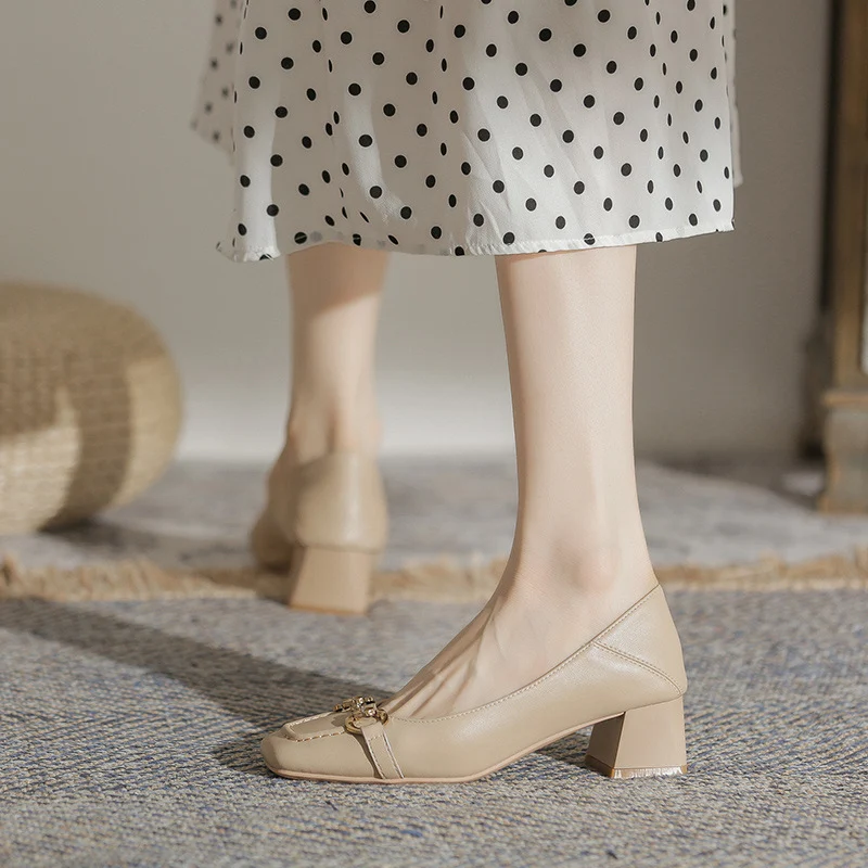 Décolleté in vera pelle con punta quadrata e tacco spesso, per un'eleganza delicata e senza tempo, perfette per ogni occasione.