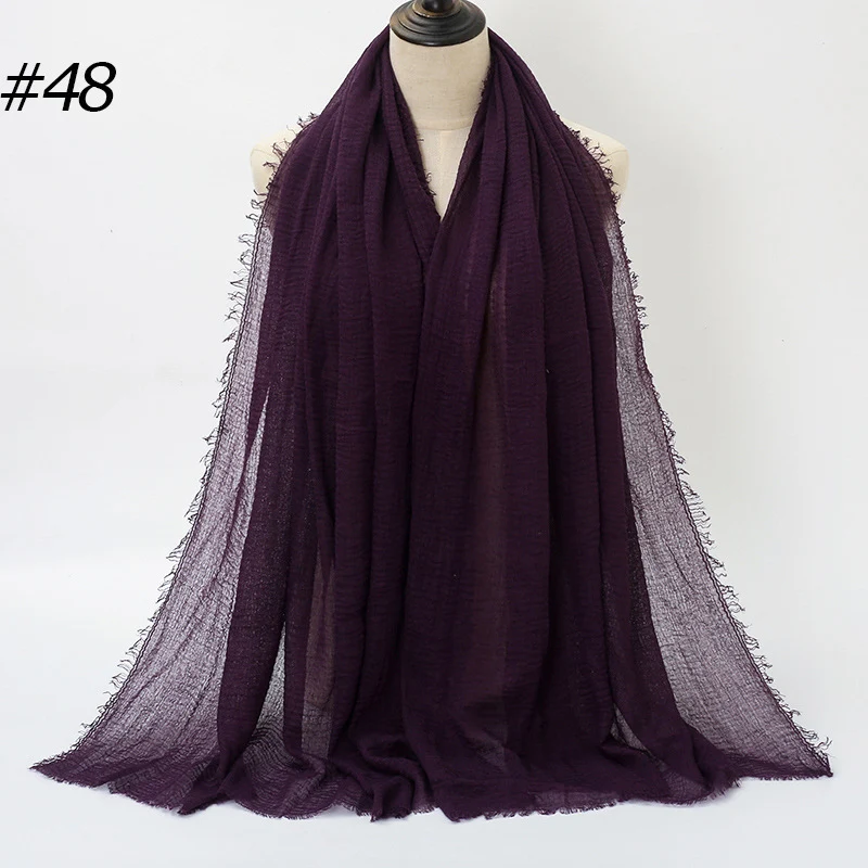 Écharpe châle longue froissée unie pour femme avec franges, style Malaisie. Élégance et confort pour un look tendance et chaud, parfait en toutes saisons.