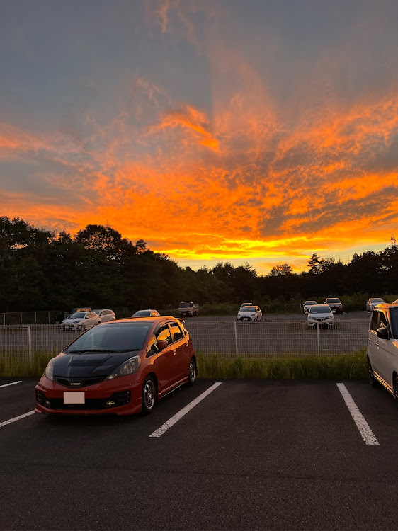 フィットの夕焼けと愛車・夕焼けコラボ・フィットRS・サンセットオレンジ・オレンジに関するカスタム事例の投稿画像1枚目