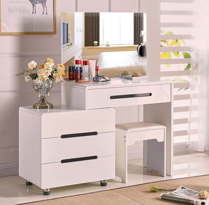 Bàn trang điểm được trang trí bằng chiếc gương lớn