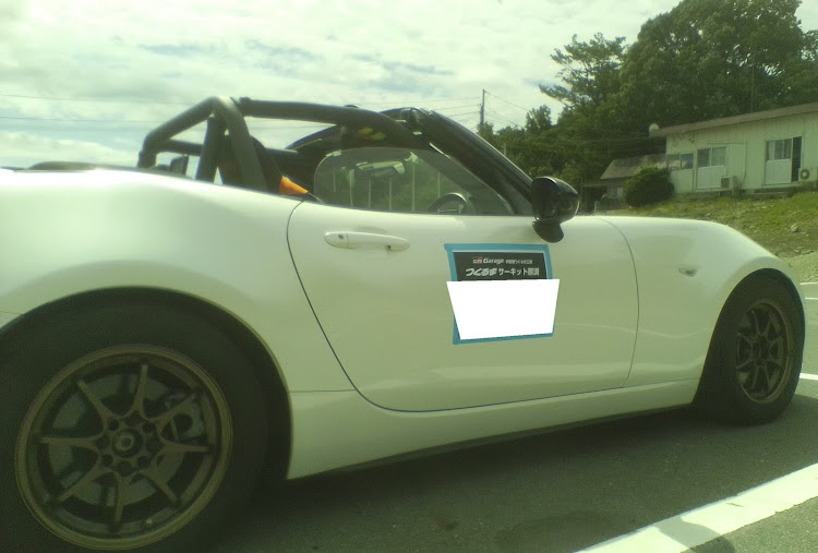 ロードスターの格好いいロドに憧れる・車高の低さは腰の低さ・低そうで低くない少し低い車・新緑と愛車・コスパいいパーツに関するカスタム事例の投稿画像1枚目