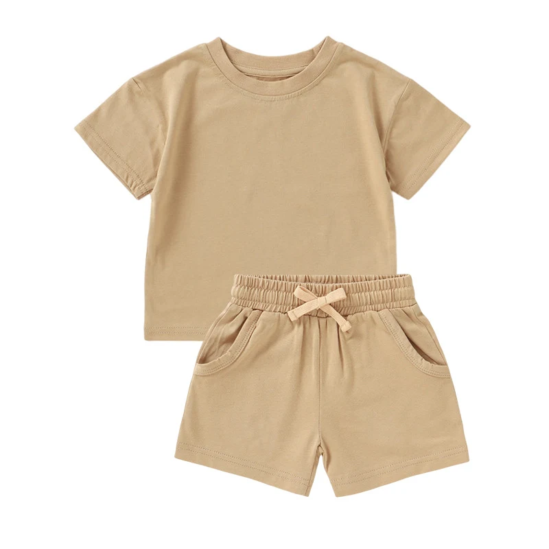 Completo shorts neonato maniche corte in cotone organico per bambini, traspirante e morbido, perfetto per l'estate, delicato sulla pelle sensibile.