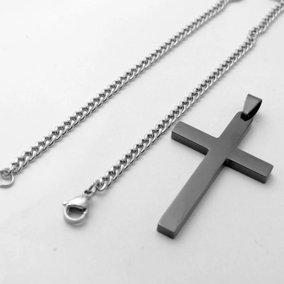 Collier croix simple et léger avec plaque pour homme et femme. Un symbole religieux discret et élégant, parfait pour un usage quotidien ou un cadeau.