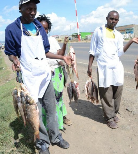 Hawkers sell fish to passing motorists along the Nairobi-Nakuru Highway near Naivasha town.