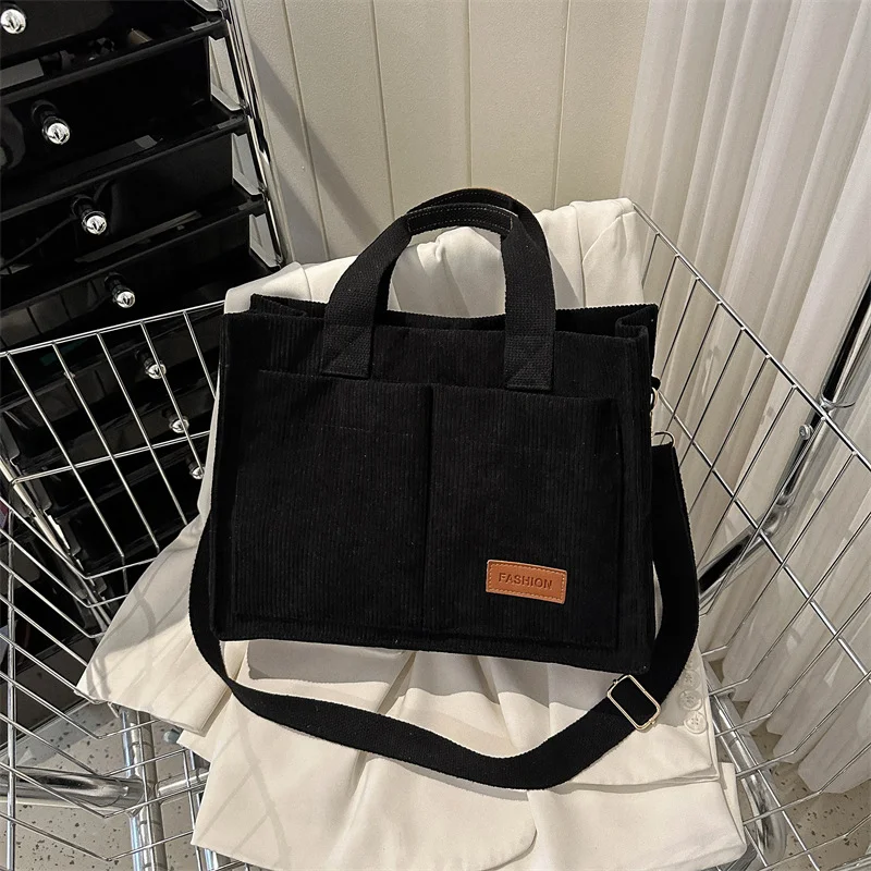 Sac à bandoulière grande capacité, style occidental tendance pour femme. Un accessoire élégant et pratique pour transporter l'essentiel.