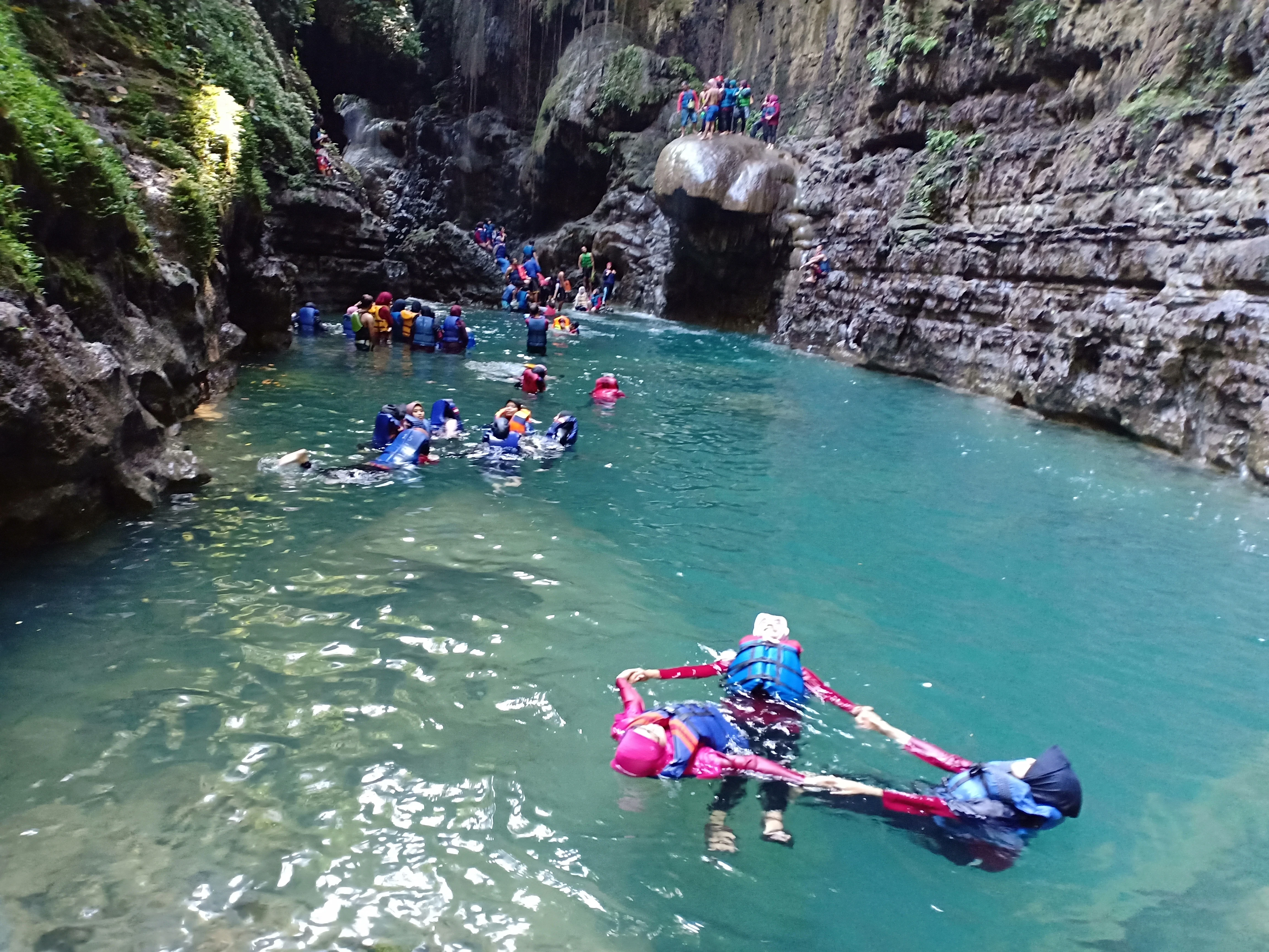 Berenang di Green Canyon