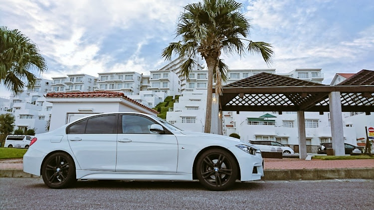 3シリーズ セダンのbmw・F30・320i Mスポーツ・チッタナポリに関するカスタム事例の投稿画像2枚目