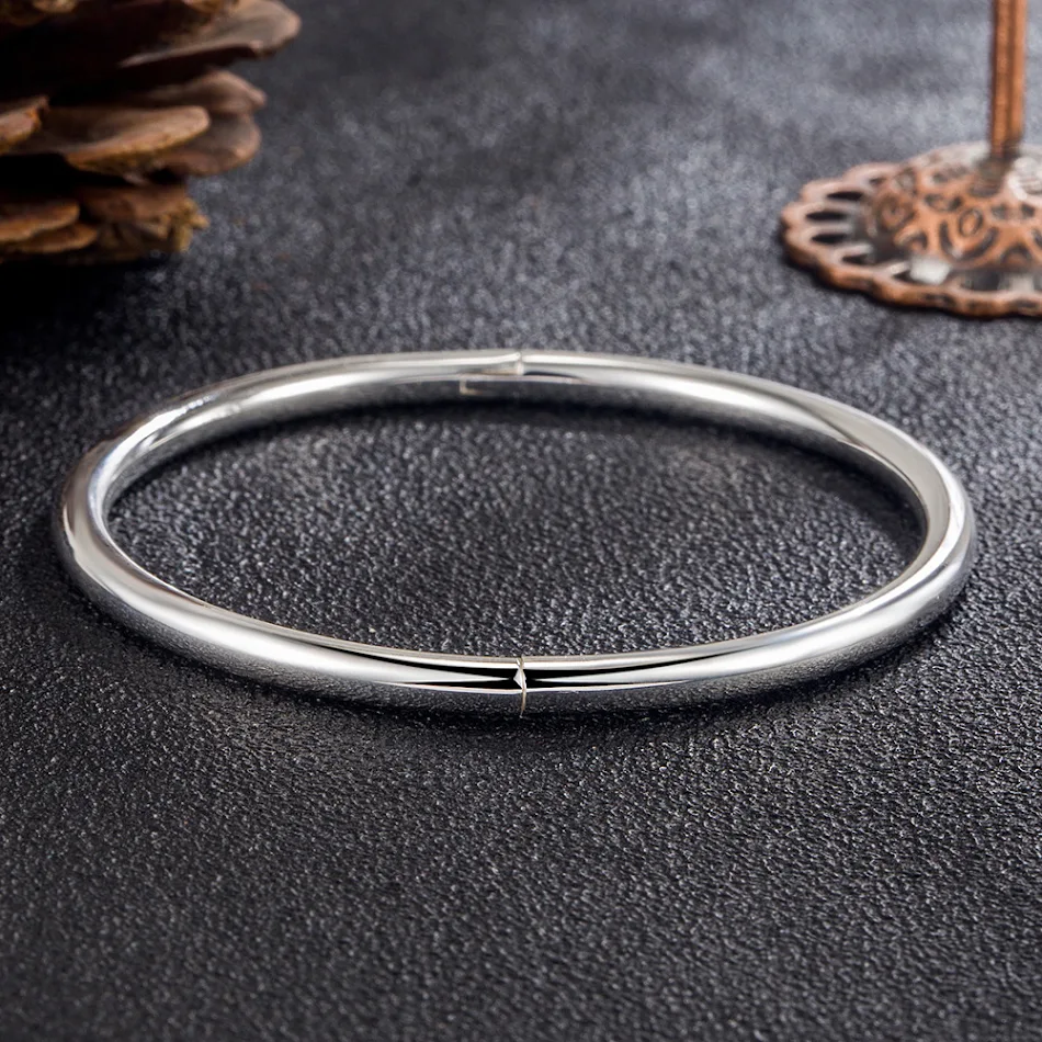 Stijlvolle damesarmband met glanzende, eenvoudige gesp. Een modieus accessoire dat elke outfit verfraait. Eenvoudig design, perfect voor een elegante uitstraling.