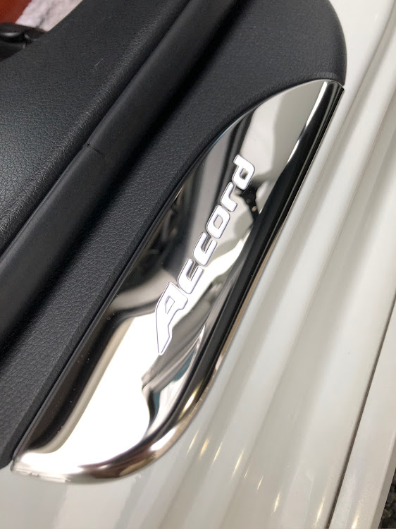 アコードのHONDA純正・サイドステップガーニッシュ・アコードハイブリッド・HONDA・純正オプションに関するカスタム事例の投稿画像3枚目