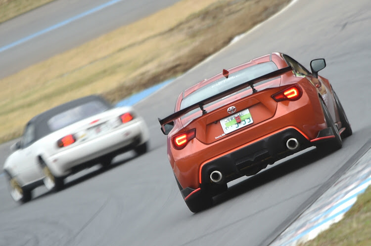 86のマフラー交換・車高調整・ホイール交換に関するカスタム事例の投稿画像2枚目